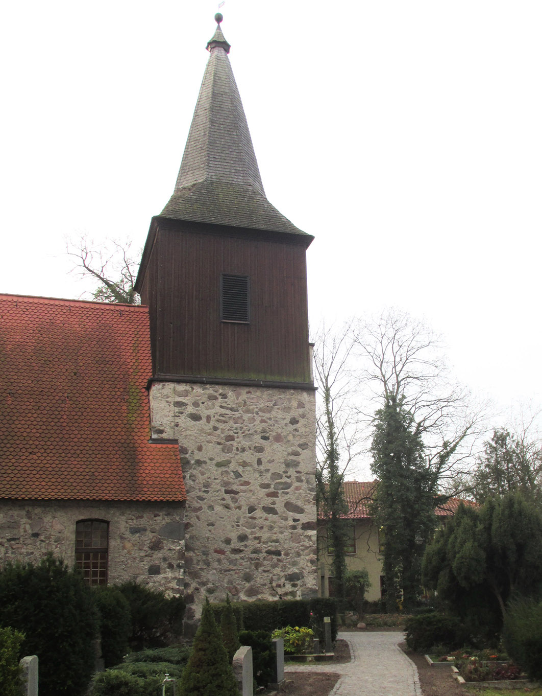 Blick auf die Dorfkirche Schöneiche vom Eingang Stegeweg